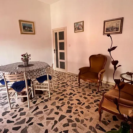 Dietro L'angolo *